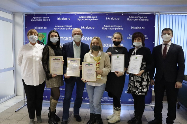  В Иркутском районе наградили победителей конкурса на лучшее новогоднее оформление среди предприятий торговли 